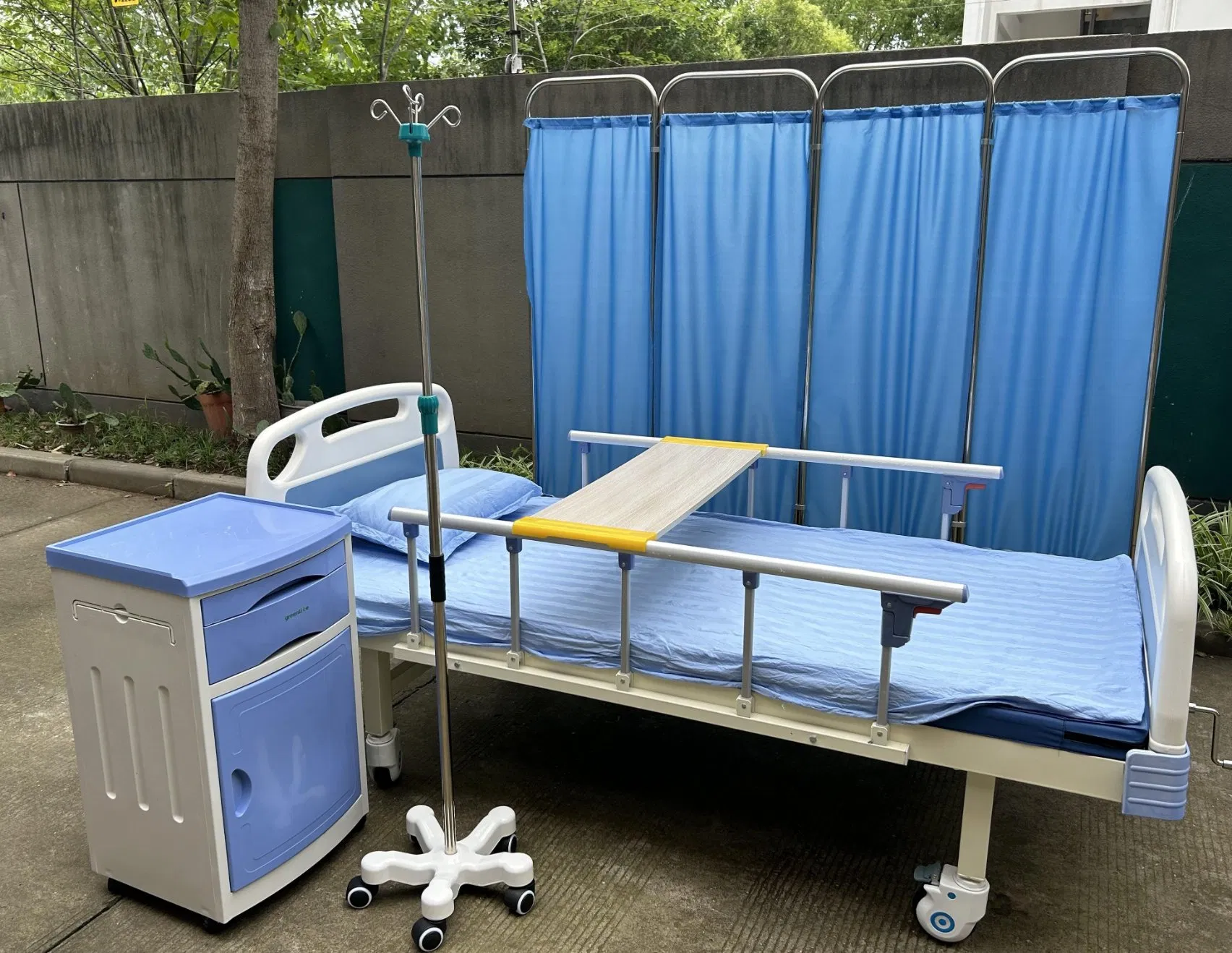 Hot Sell Hb-M1-G023 Manual Semi-Fowler Medical Single Crank ICU Bed 1 Crank Hospital Bed Clinic Care Medical Bed Patient Nursing Bed with ABS Head Foot Board