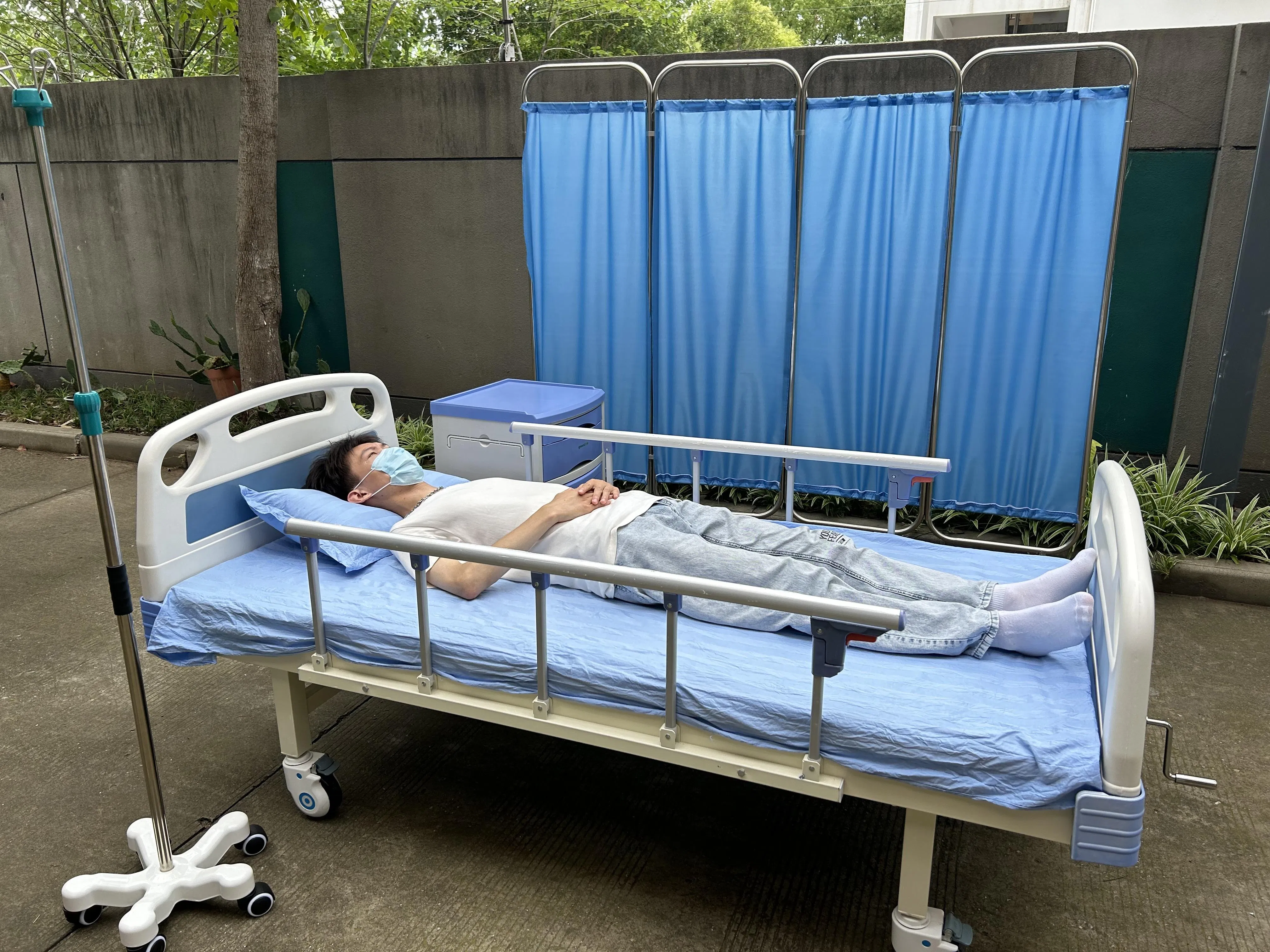 Hot Sell Hb-M1-G023 Manual Semi-Fowler Medical Single Crank ICU Bed 1 Crank Hospital Bed Clinic Care Medical Bed Patient Nursing Bed with ABS Head Foot Board