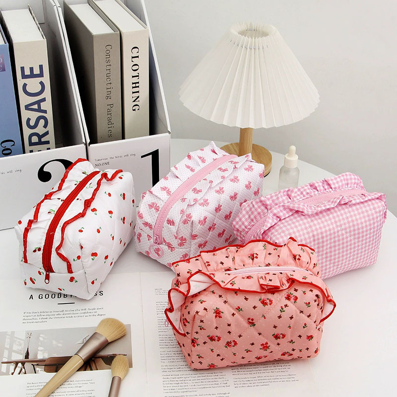 Fashion Stock Designs Promotion Cotton Stylish Makeup Pouch Quilted Handheld Toiletry Large Capacity Portable Travel Beauty Cosmetic Organizer Bag