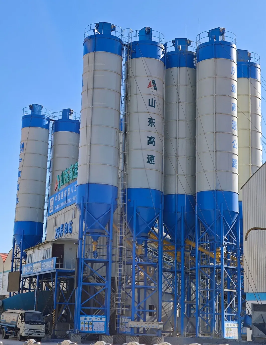 Bulk material silo
