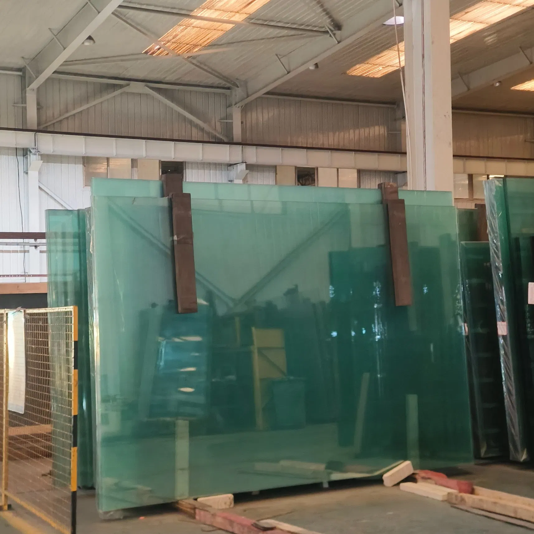 China Wholesale Transparent Flat 2mm 3mm 4mm 5mm 6mm 8mm 10mm 12mm 19mm Tempered Clear Float Glass for Building Window Production