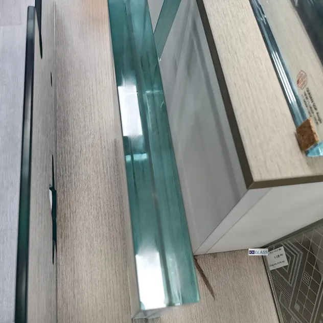 Laminated Glass Detail 3