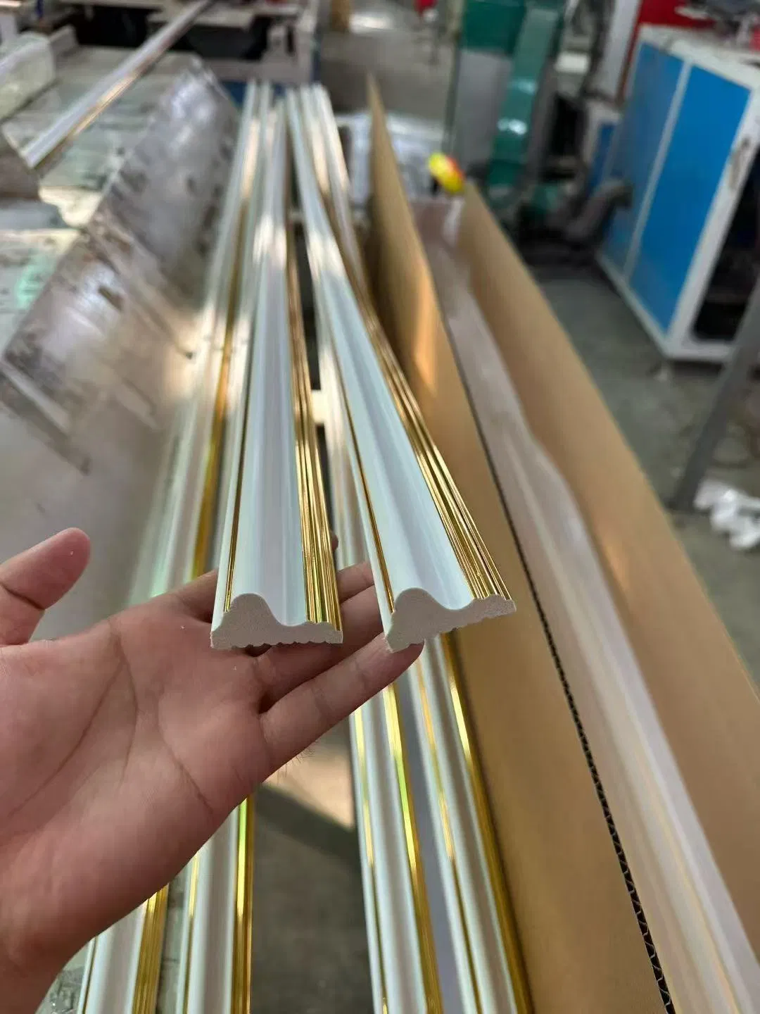 Cheap OEM Durable EPS Slats Panel White Foamed Solid PS Crown Mouldings for Commercial and Residential Projects