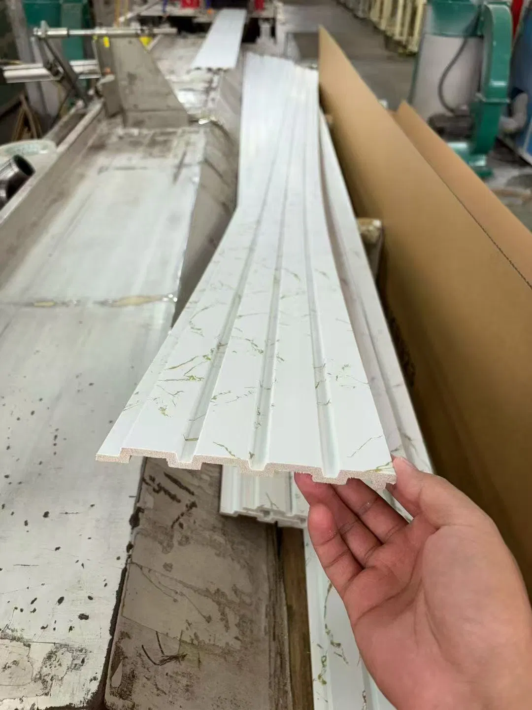 Cheap OEM Durable EPS Slats Panel White Foamed Solid PS Crown Mouldings for Commercial and Residential Projects