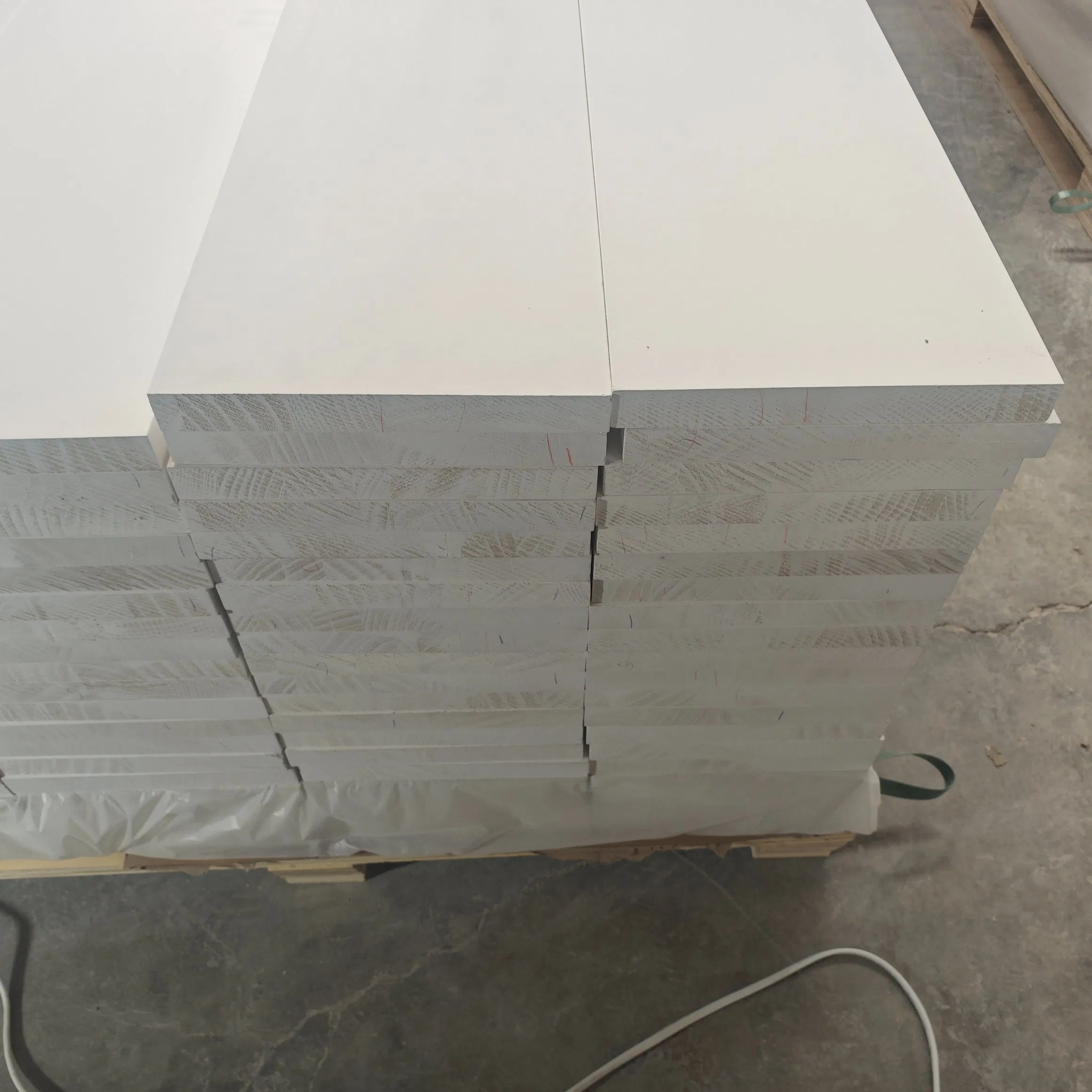 14mm/82mm Modern Hotel Wholesale S4s Customized Designs Interior Wall Baseboard Moulding Waterproof White Primed MDF Skirting