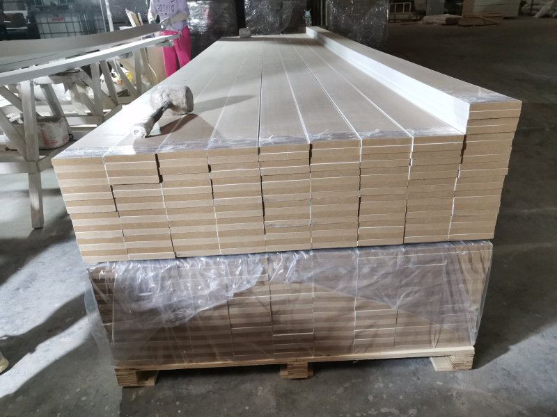 Building Material MDF/Pine Wood Baseboard White Primed Moulding