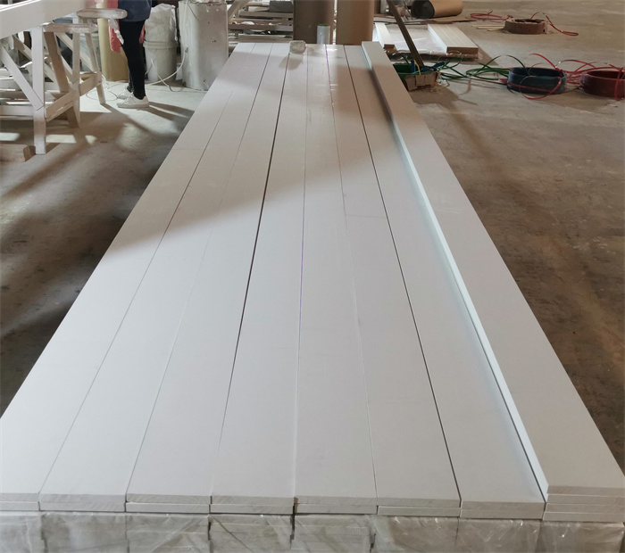 White Primed Wooden S3s / S4s Board Skirting Wood Moulding for Stairs Finger-Joint Primed Pine