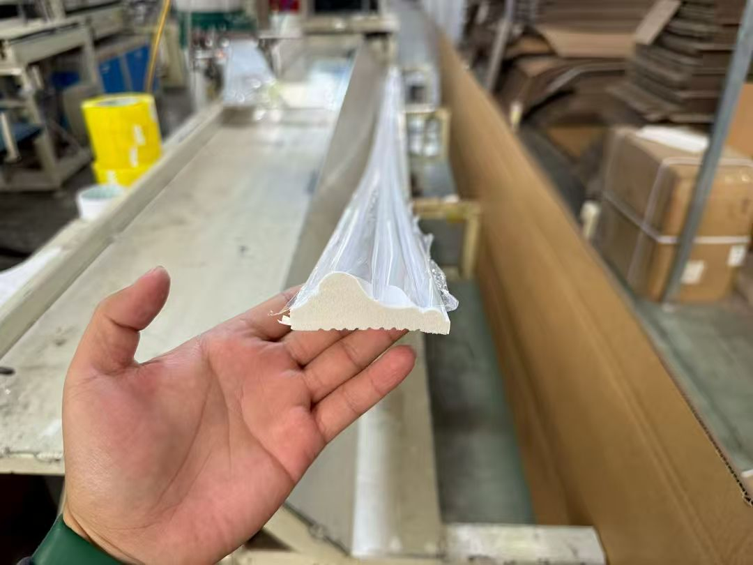 Cheap OEM Durable EPS Slats Panel White Foamed Solid PS Crown Mouldings for Commercial and Residential Projects