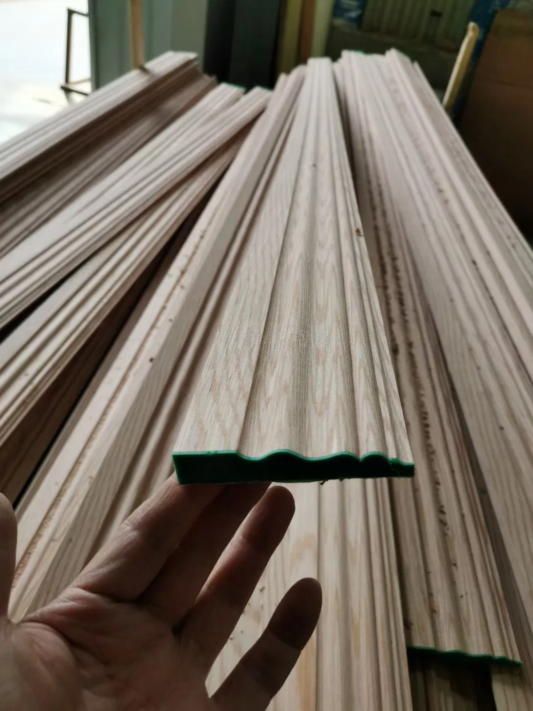 Interior Decorative White Wood Wall Skirting Outside Corner Architrave Wood Moulding for Ceiling