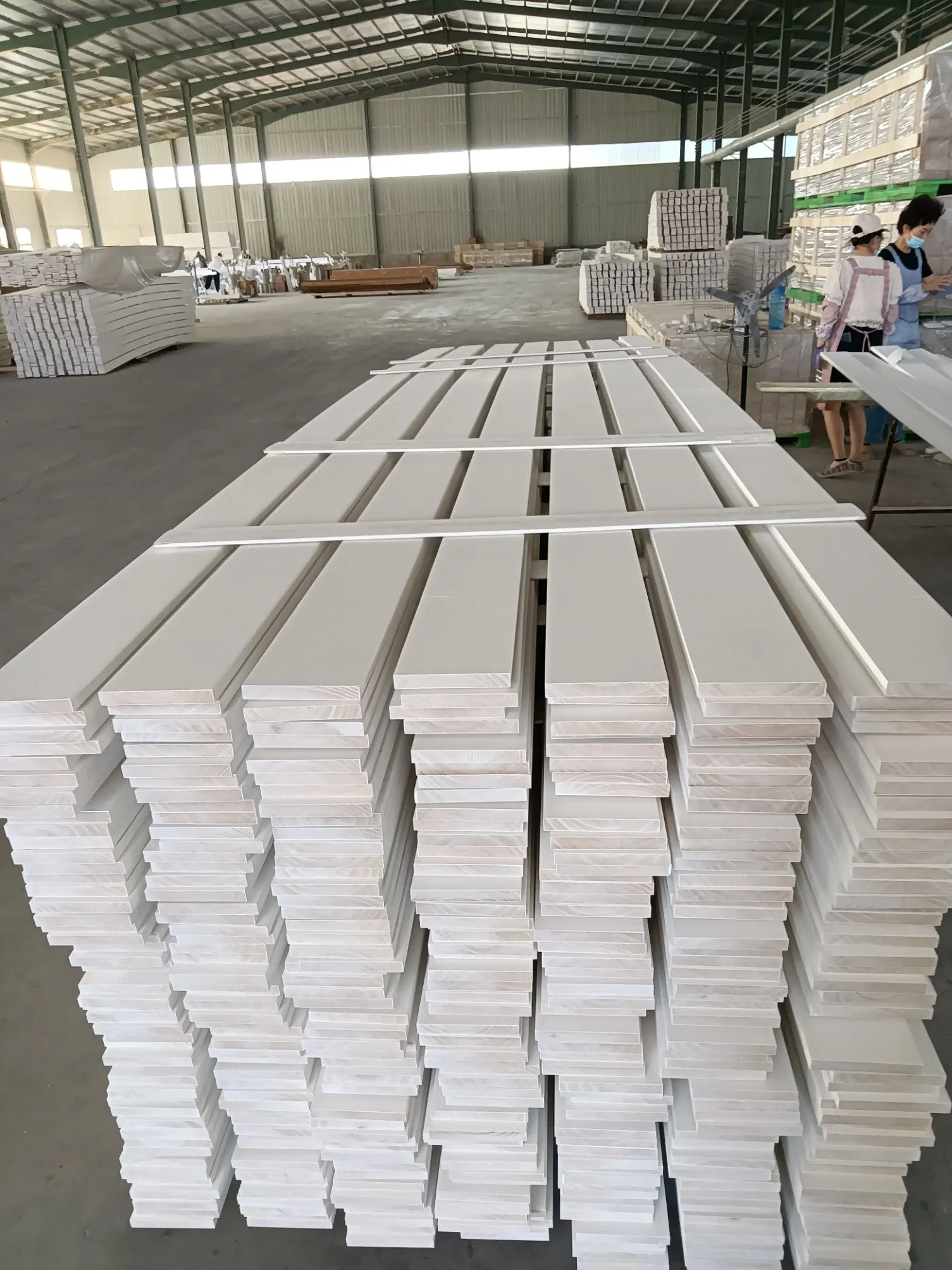 Modern White Finger Joint Pine Baseboard Skirting Board for Hotels