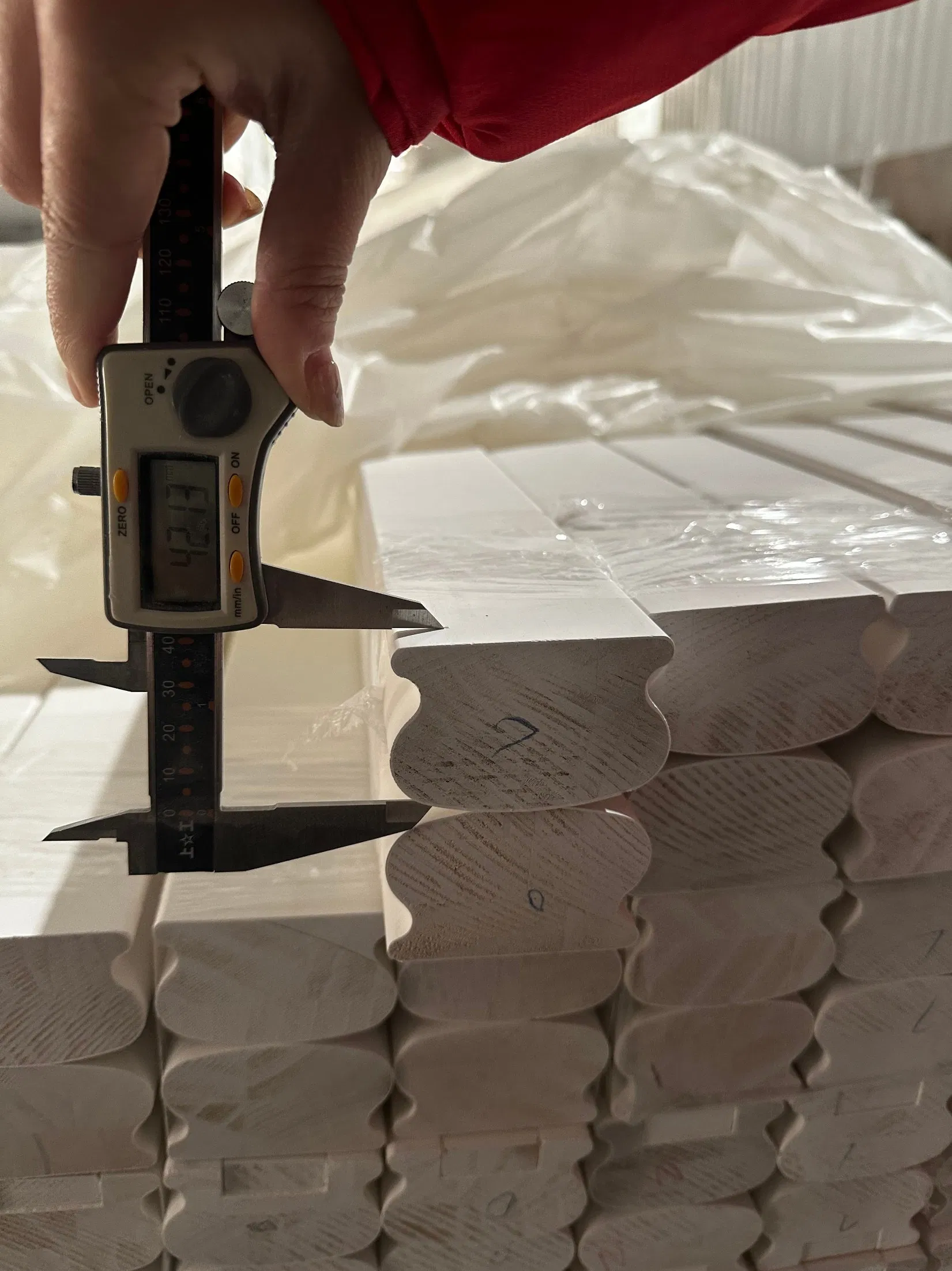 Custom Solid Wood Wall Trim Pine Skirting Board Wood Chair Rail Moulding