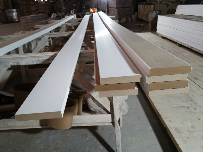 Building Material MDF/Pine Wood Baseboard White Primed Moulding