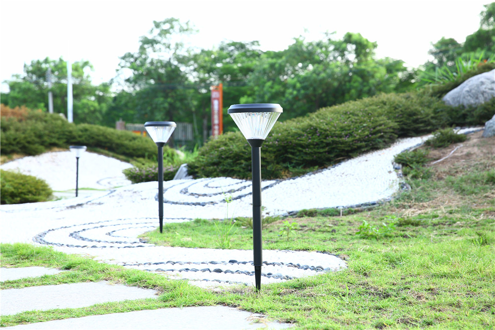 Outdoor Commercial Minimalistic Energy Saving LED Aluminum Garden Solar Lighting with The Spike