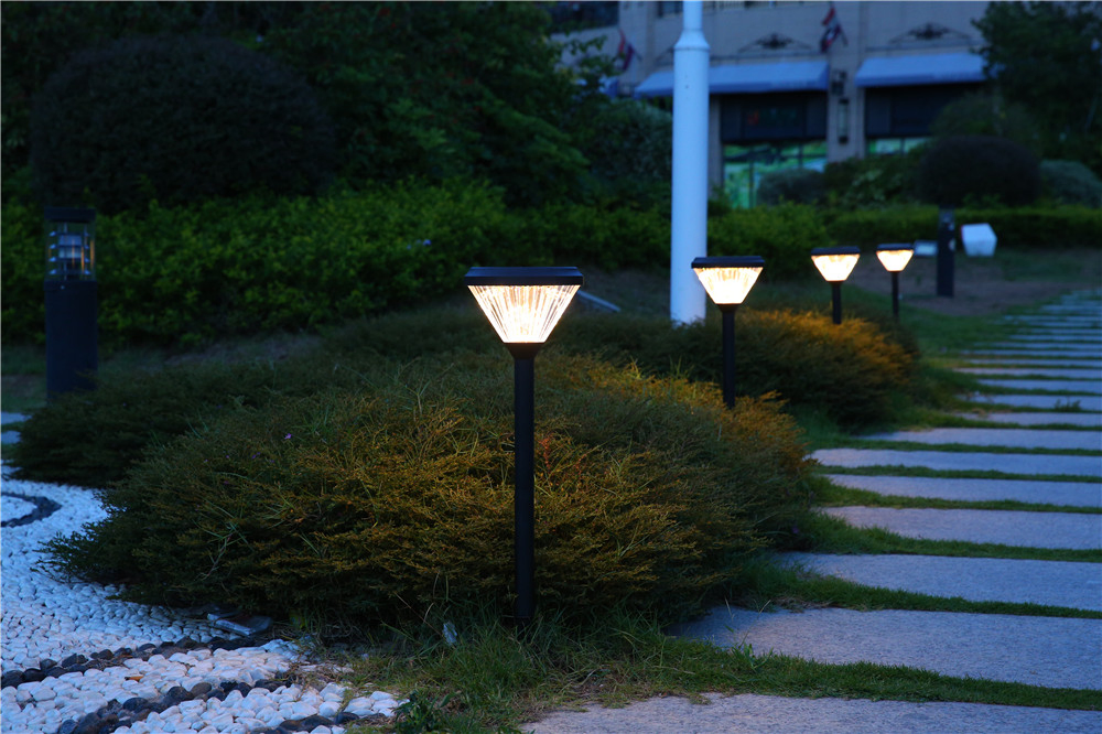 Outdoor Commercial Minimalistic Energy Saving LED Aluminum Garden Solar Lighting with The Spike