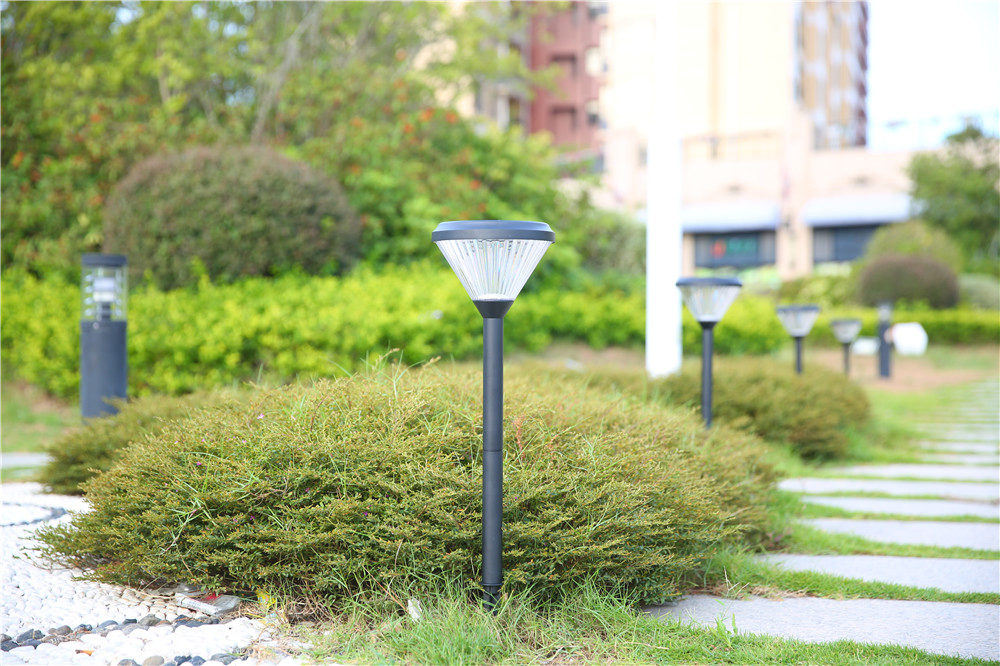 Outdoor Commercial Minimalistic Energy Saving LED Aluminum Garden Solar Lighting with The Spike