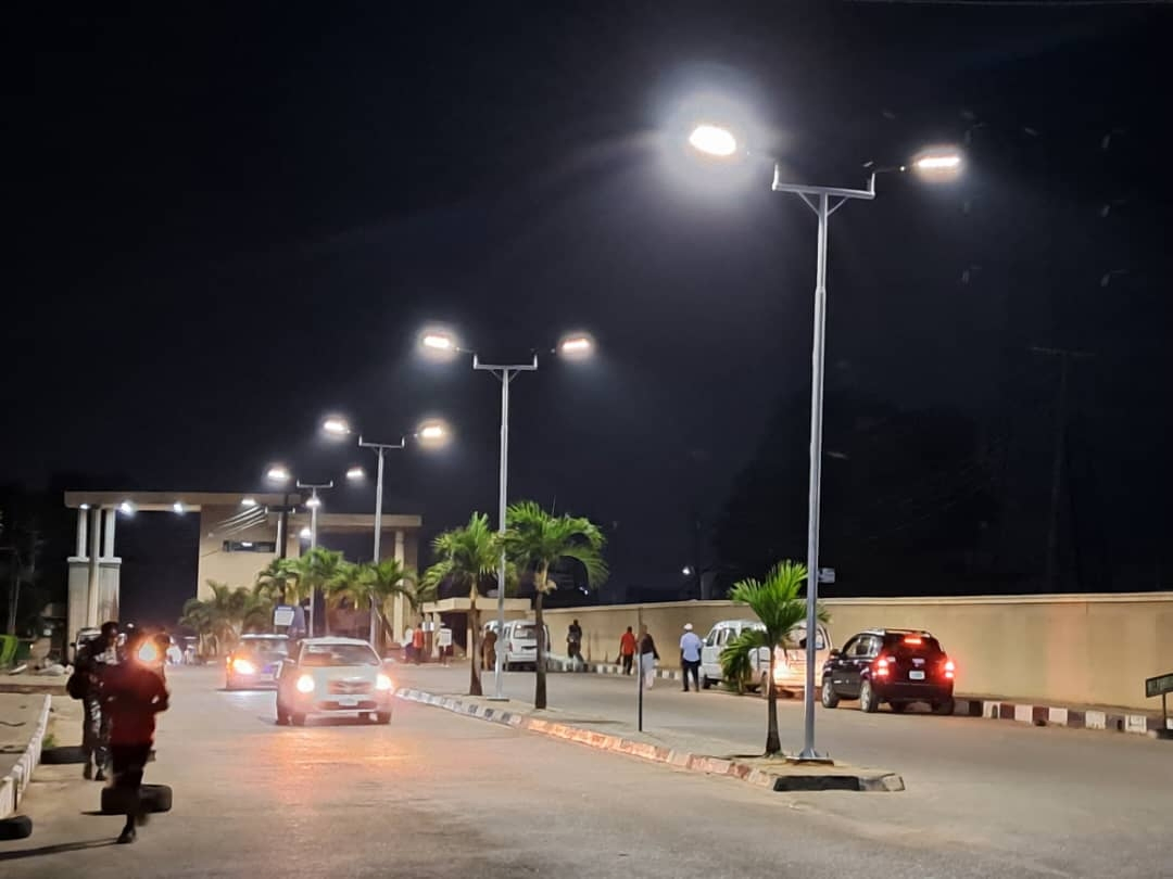 High Capacity Battery Integrated Solar Street Light Industrial LED 30W 40W 60W 80W 100W 120W MPPT Controller for Public Road