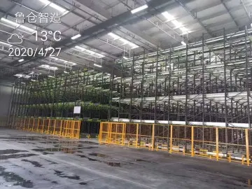 Radio shuttle racking system with battery-powered pallet shuttle