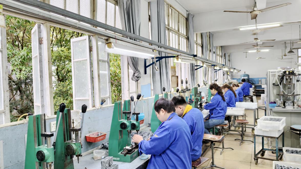 عملية التجميع النهائي - Assembling قطع غيار السيارات
