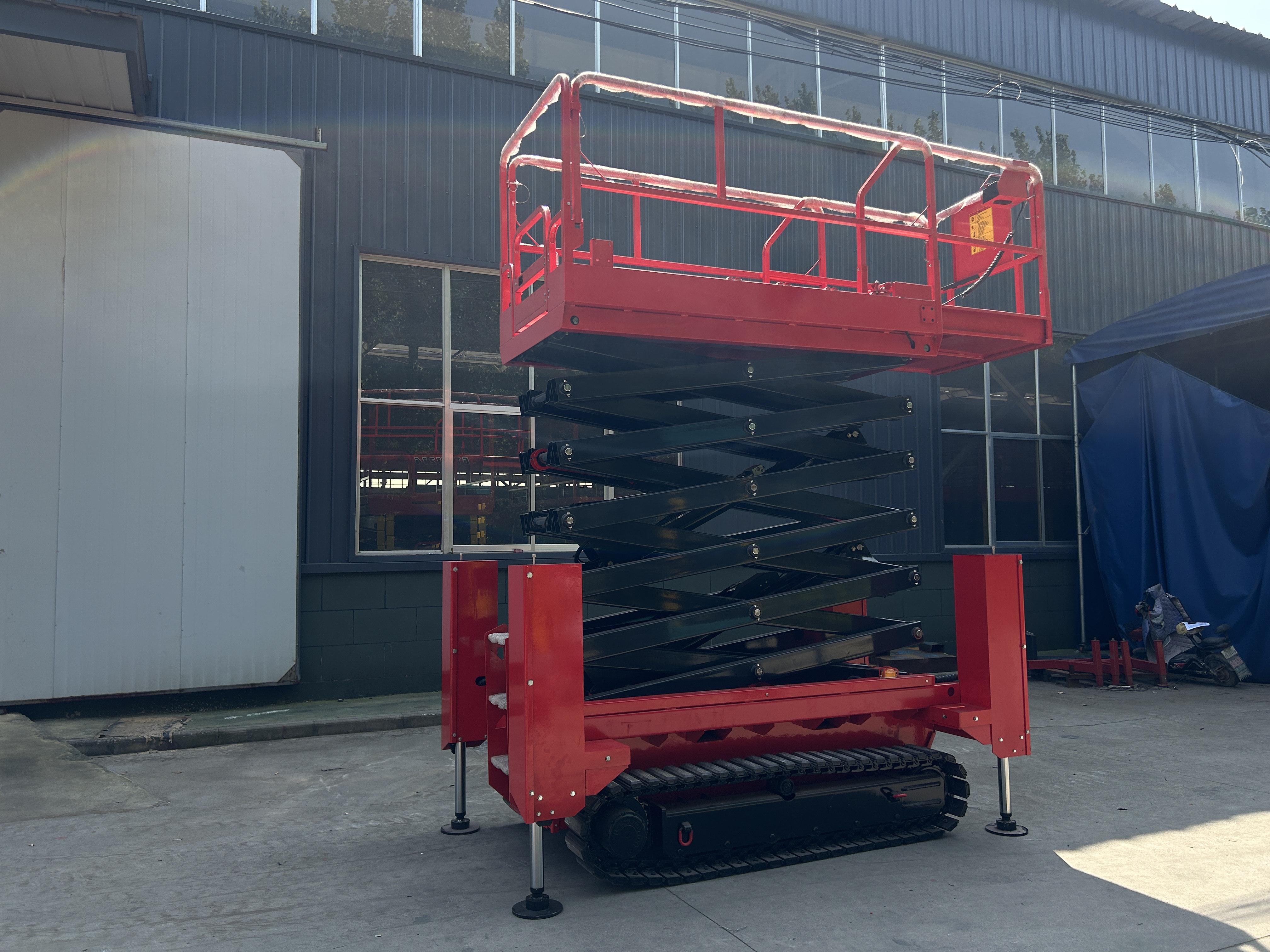 New JIAYAO Self-Propelled Steel Crawler Mobile Hydraulic Tracked Scissor Lift Remote Control Building Construction Rough Terrain