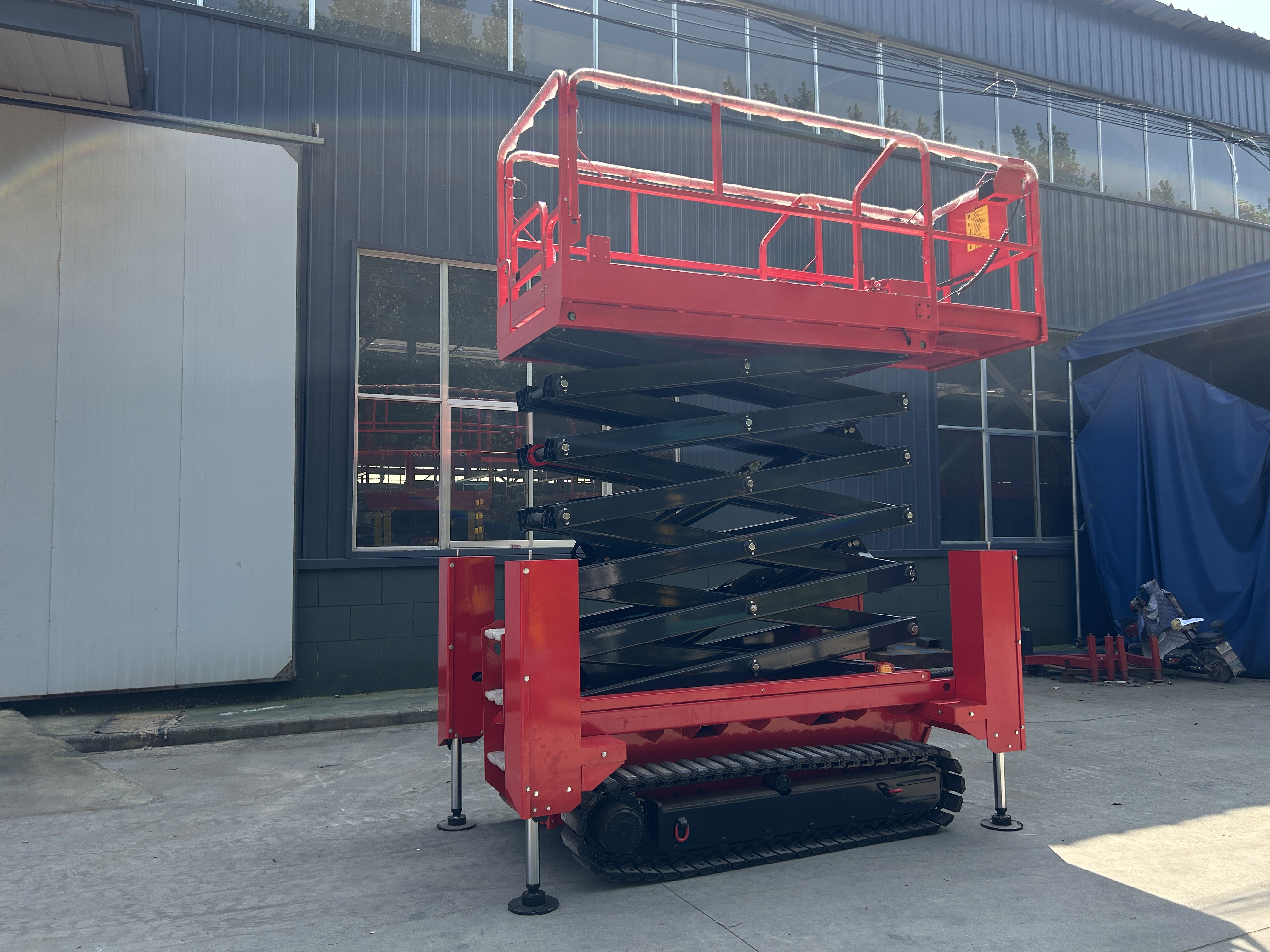 New JIAYAO Self-Propelled Steel Crawler Mobile Hydraulic Tracked Scissor Lift Remote Control Building Construction Rough Terrain