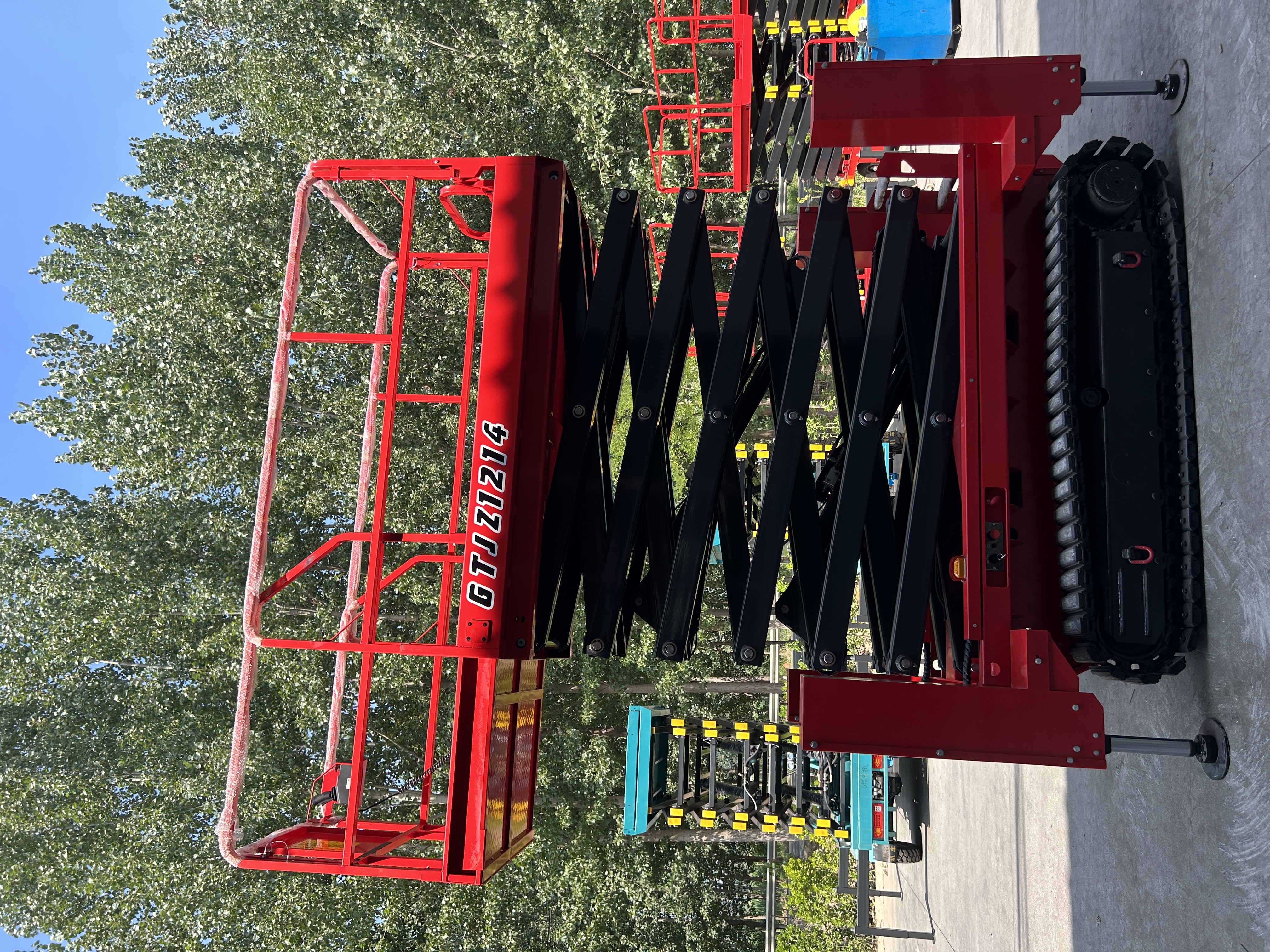 New JIAYAO Self-Propelled Steel Crawler Mobile Hydraulic Tracked Scissor Lift Remote Control Building Construction Rough Terrain