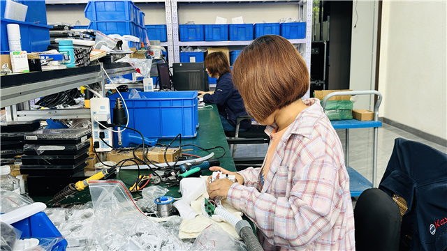 Handle assembly process for beauty treatment devices
