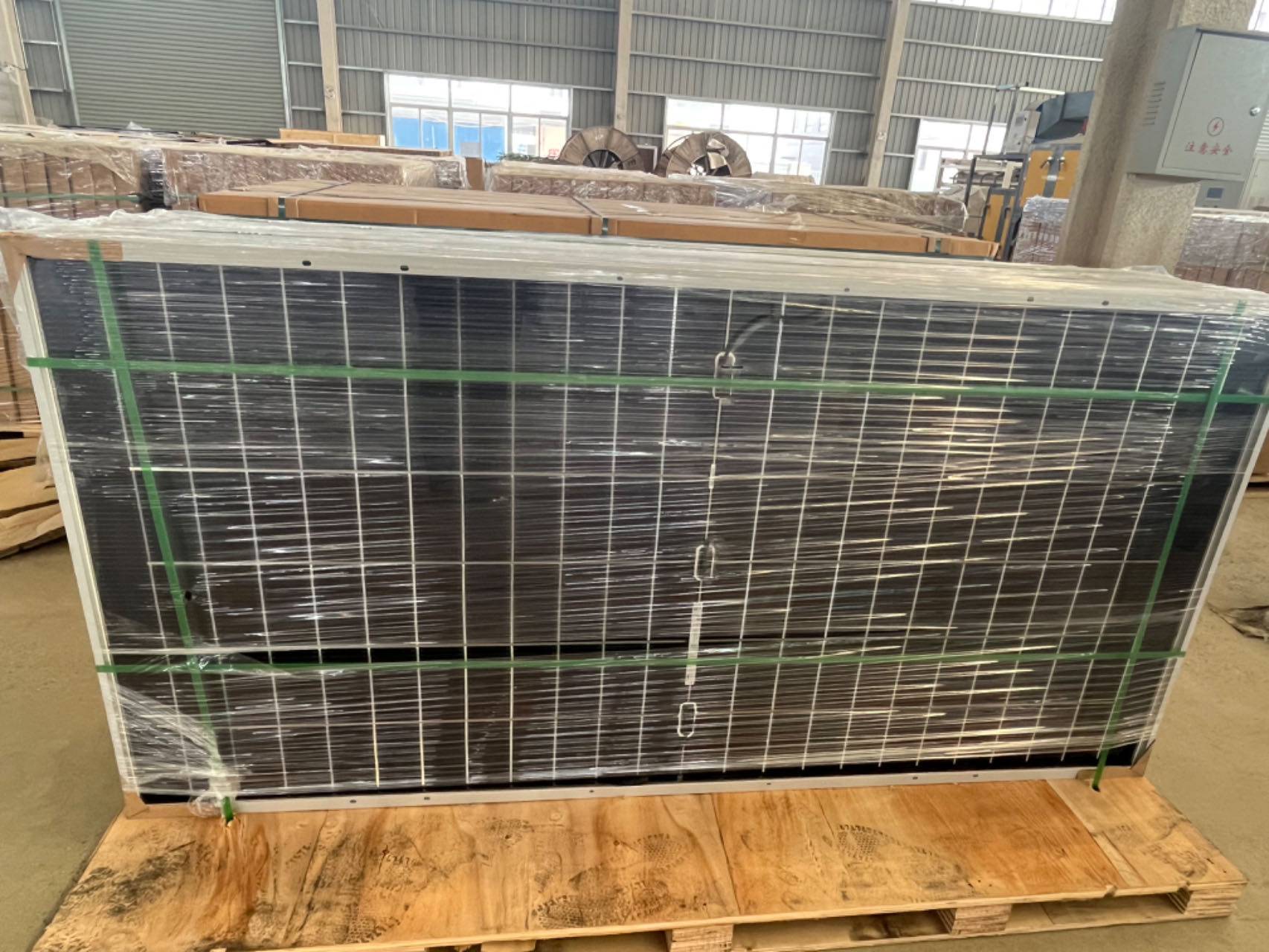 AIKO Neostar Series 670W Full Screen Solar Panel N-Type ABC Bifacial High Reliability for Utility Scale PV Plant