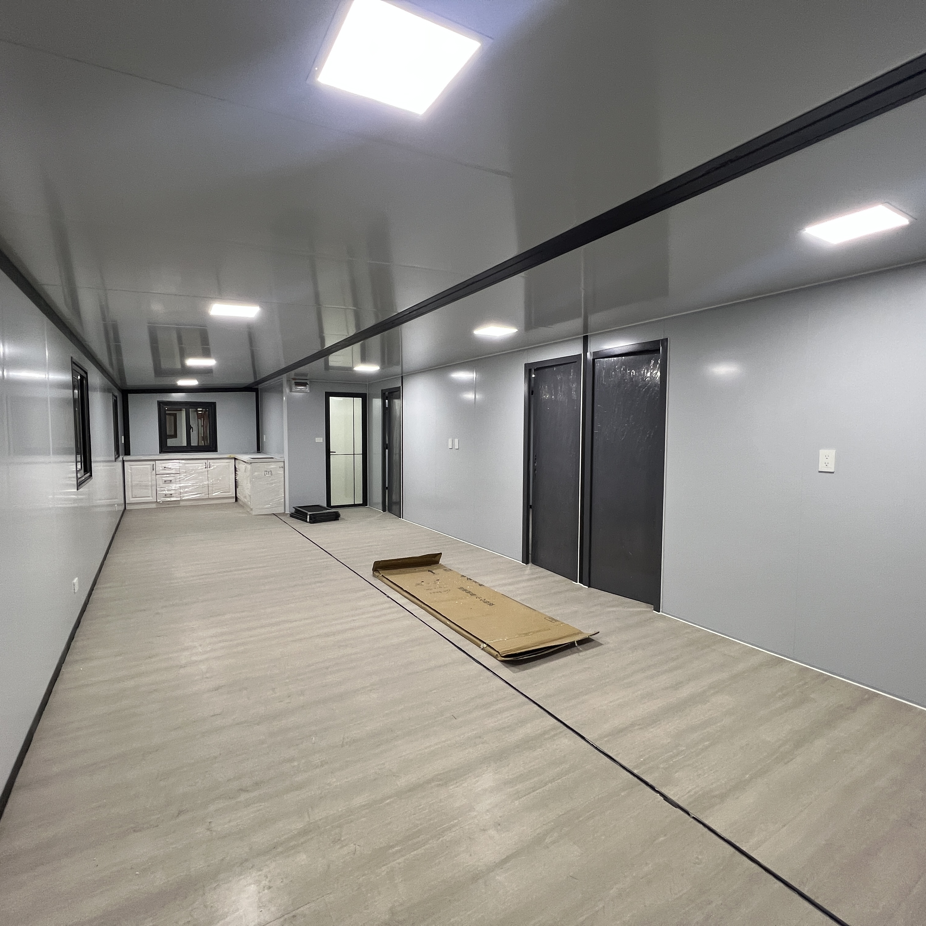 Luxury Cold-Proof Modular 20ft Expandable Container House Balcony Modern Design Hurricane Proof Steel Sandwich Panel Supermarket