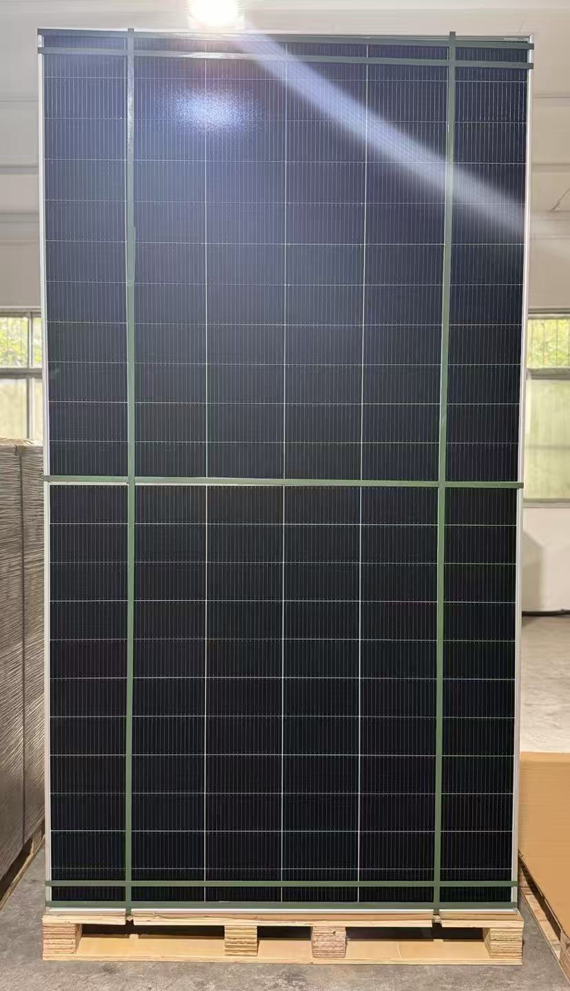 Utility-Scale 650W-660W N-Type PERC Double Glass Solar Panel Silver Frame 20.93-21.25% Efficiency 210mm Cell Size for Large