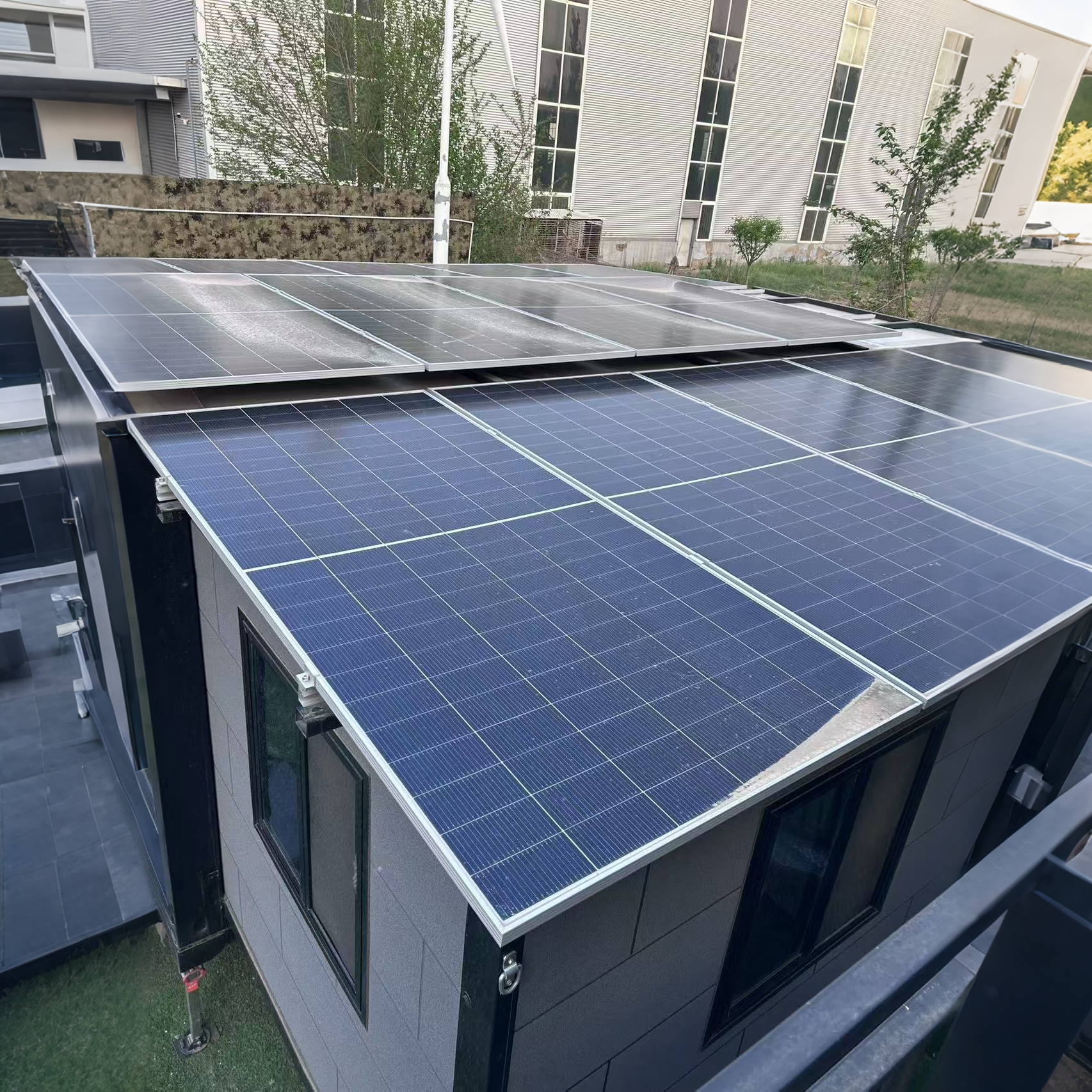 Solar Powered Expandable Container House with Solar Panels System Luxury Prefabricated Modular Homes for Off-grid Living