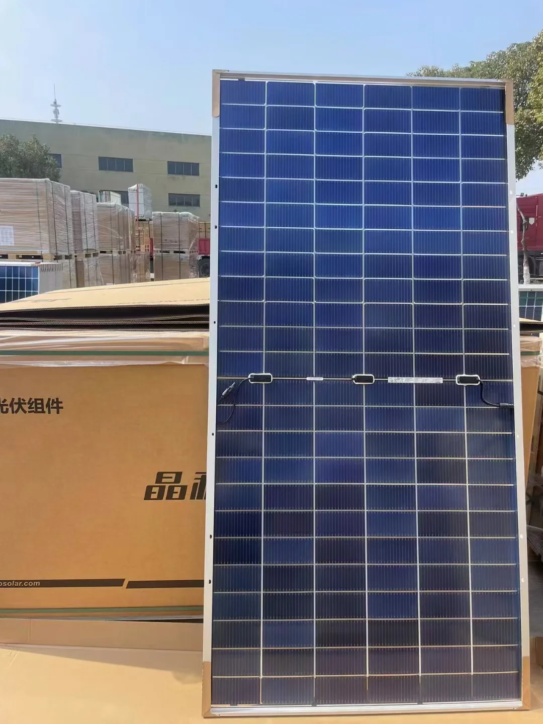 Hot Sale Jinko 72HL4-BDV 575W-600W MWT HJT HBC Bifacial PERC N-Type BIPV Half-Cut Cell 23.23% Efficiency Solar Panel