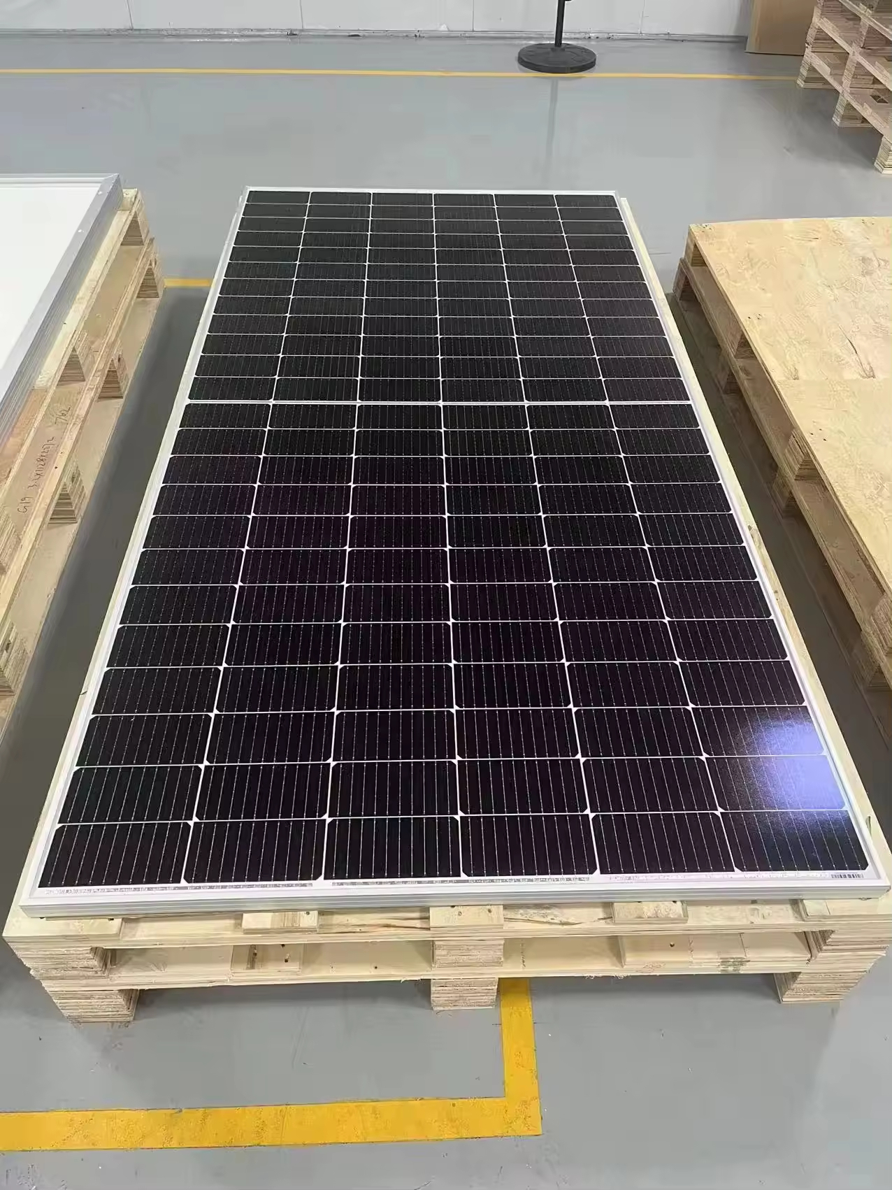 550W High-Efficiency Fixed Solar Panels Reliable Long-Lasting Power Solution for Commercial &amp; Utility-Scale Energy Projects