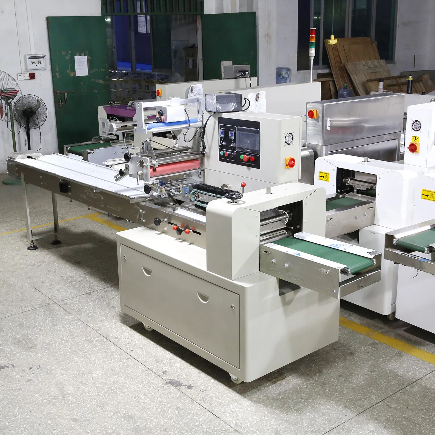 New Product Automatic Medical Surgical Mask Form Fill Seal Wrapping Flow Packaging Packing Filling Sealing Machine Manufacturer