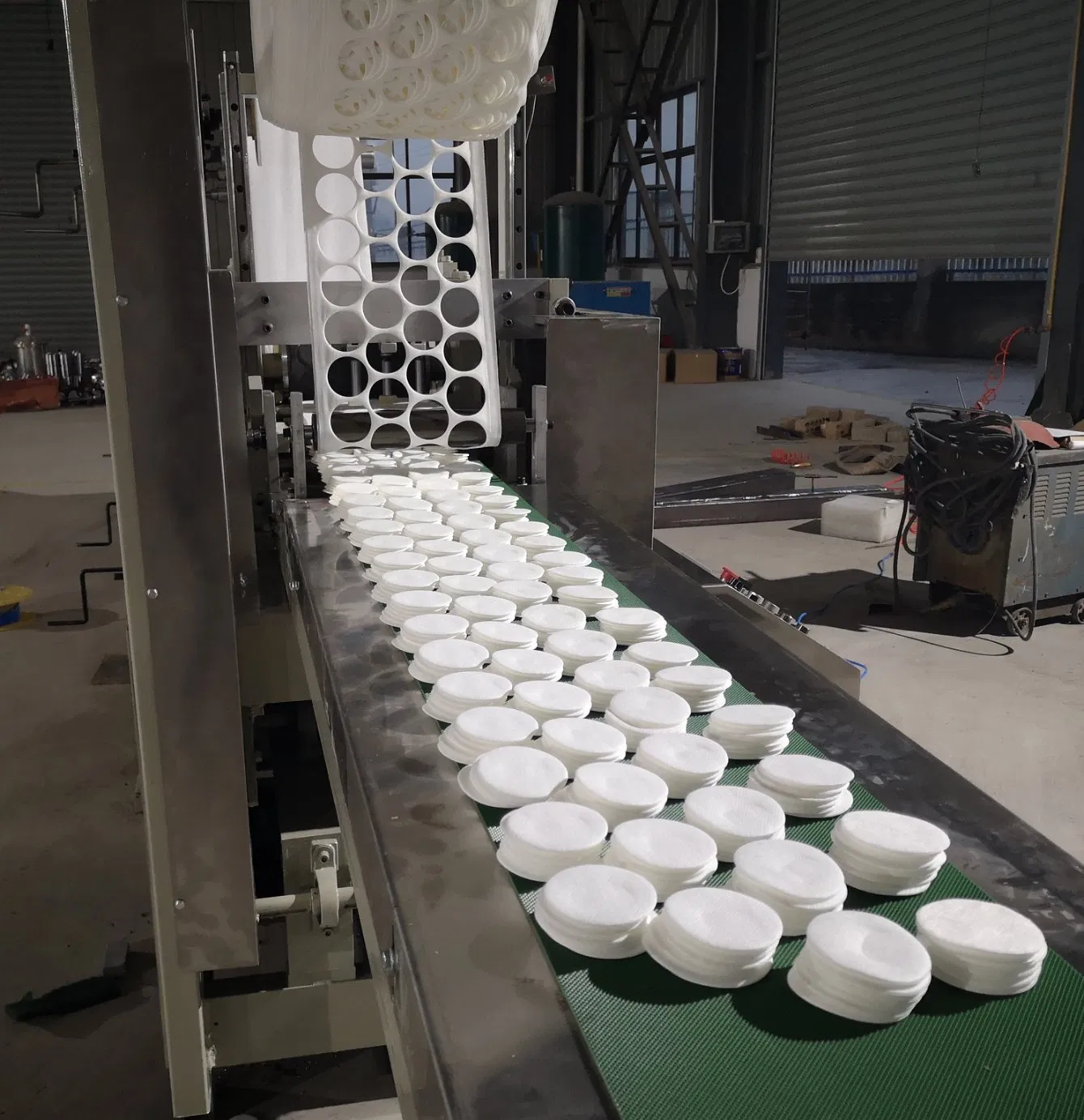 Nonwoven Disposable Square Cotton Pad Making Machine for Cosmetic Use