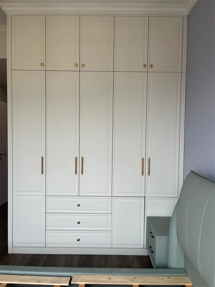European Bedroom Wardrobe Bespoke White Closet with Door Ample Storage Solid Wood Construction for Bedroom