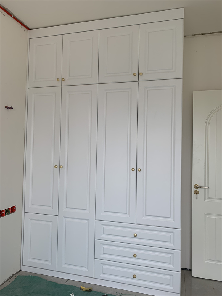European Bedroom Wardrobe Bespoke White Closet with Door Ample Storage Solid Wood Construction for Bedroom
