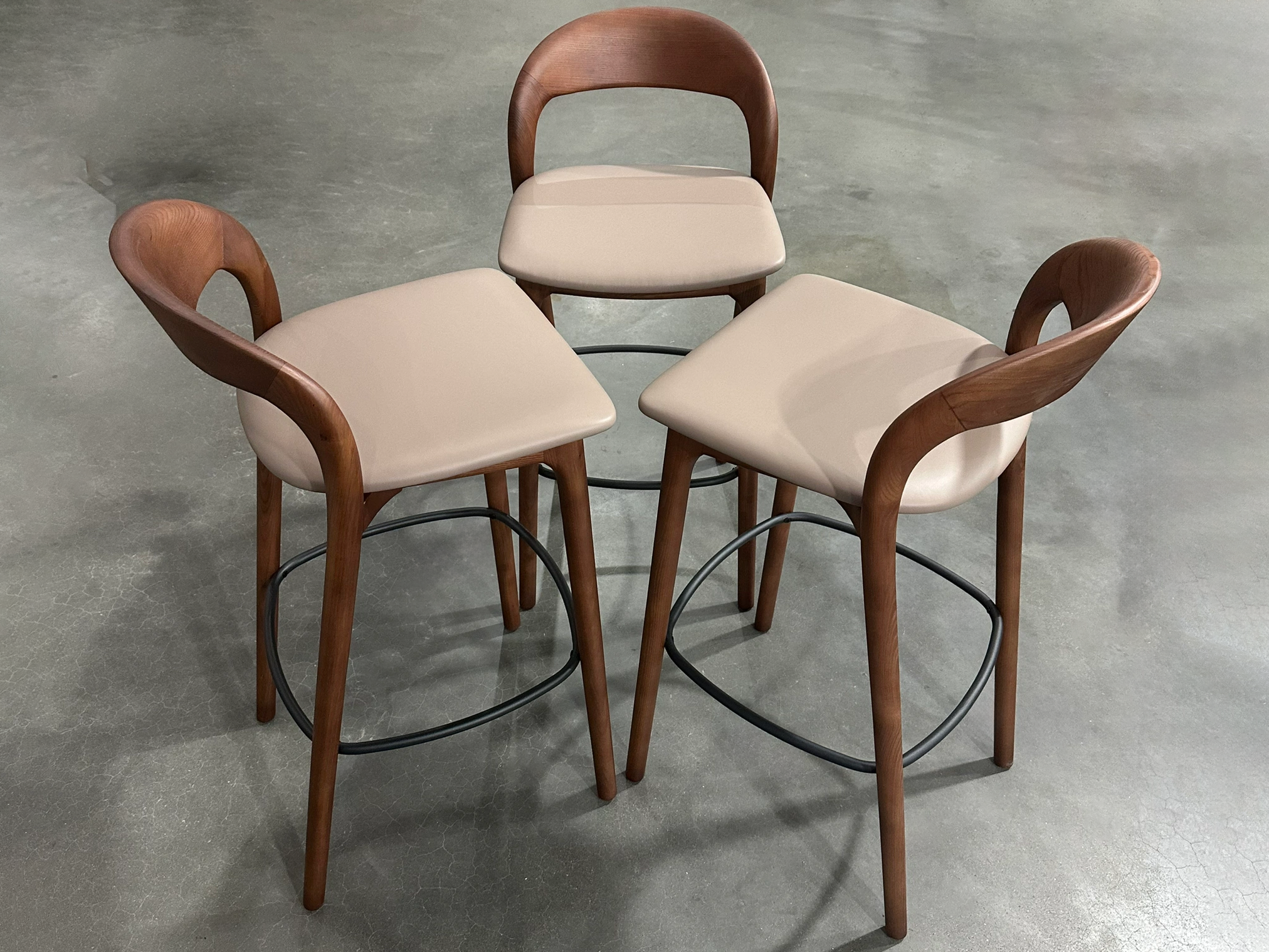 Modern Walnut Solid Wood Bar Chair Upholstered PU Leather Counter Stool Commercial Restaurant Cafe High Bar Seating Furniture