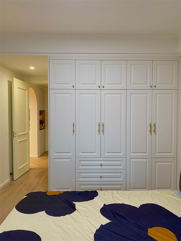 European Bedroom Wardrobe Bespoke White Closet with Door Ample Storage Solid Wood Construction for Bedroom