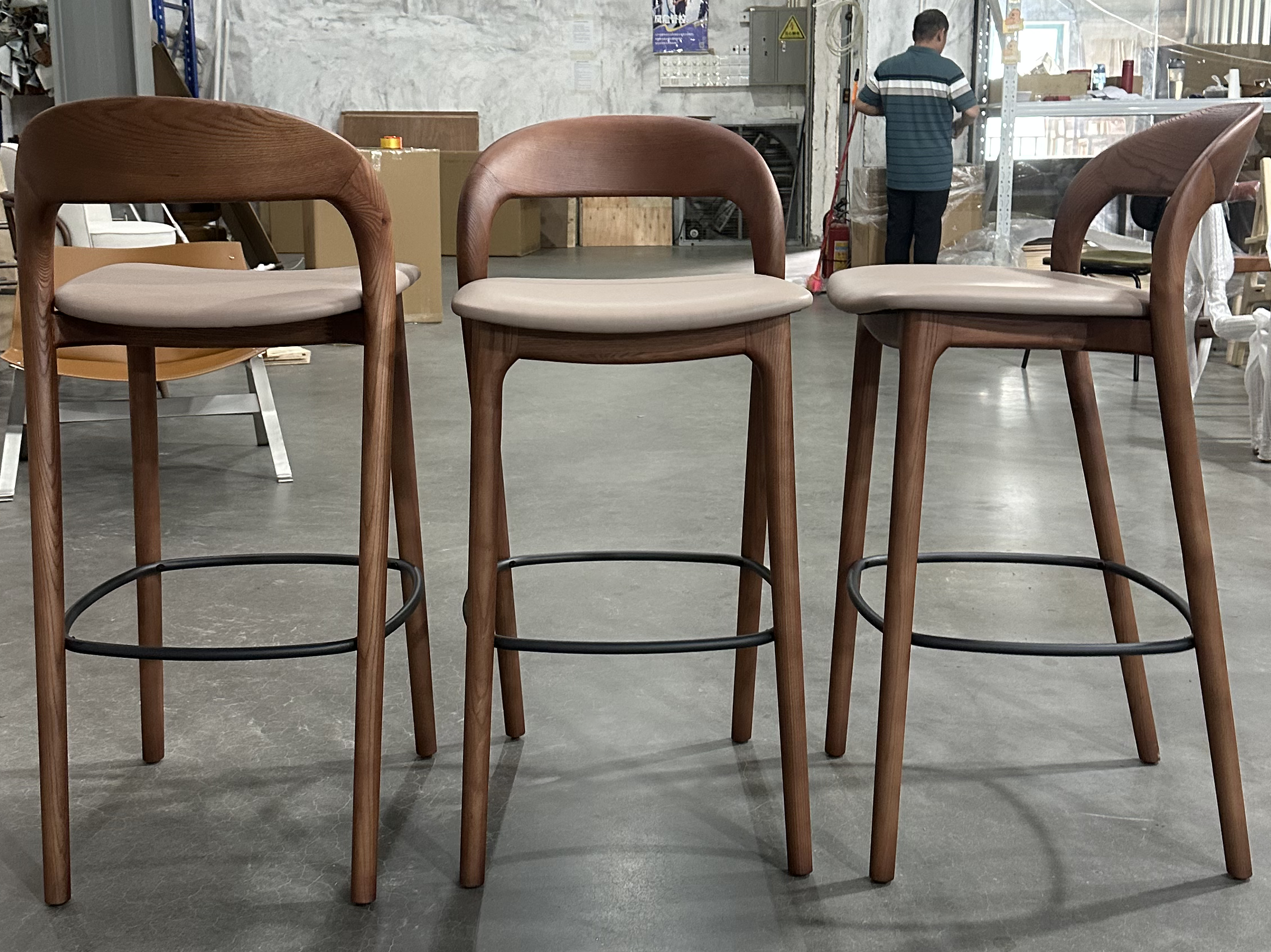 Modern Walnut Solid Wood Bar Chair Upholstered PU Leather Counter Stool Commercial Restaurant Cafe High Bar Seating Furniture