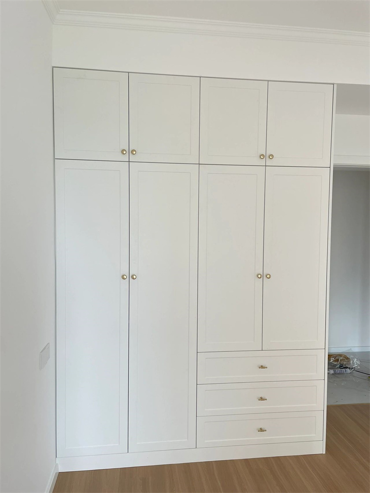 European Bedroom Wardrobe Bespoke White Closet with Door Ample Storage Solid Wood Construction for Bedroom