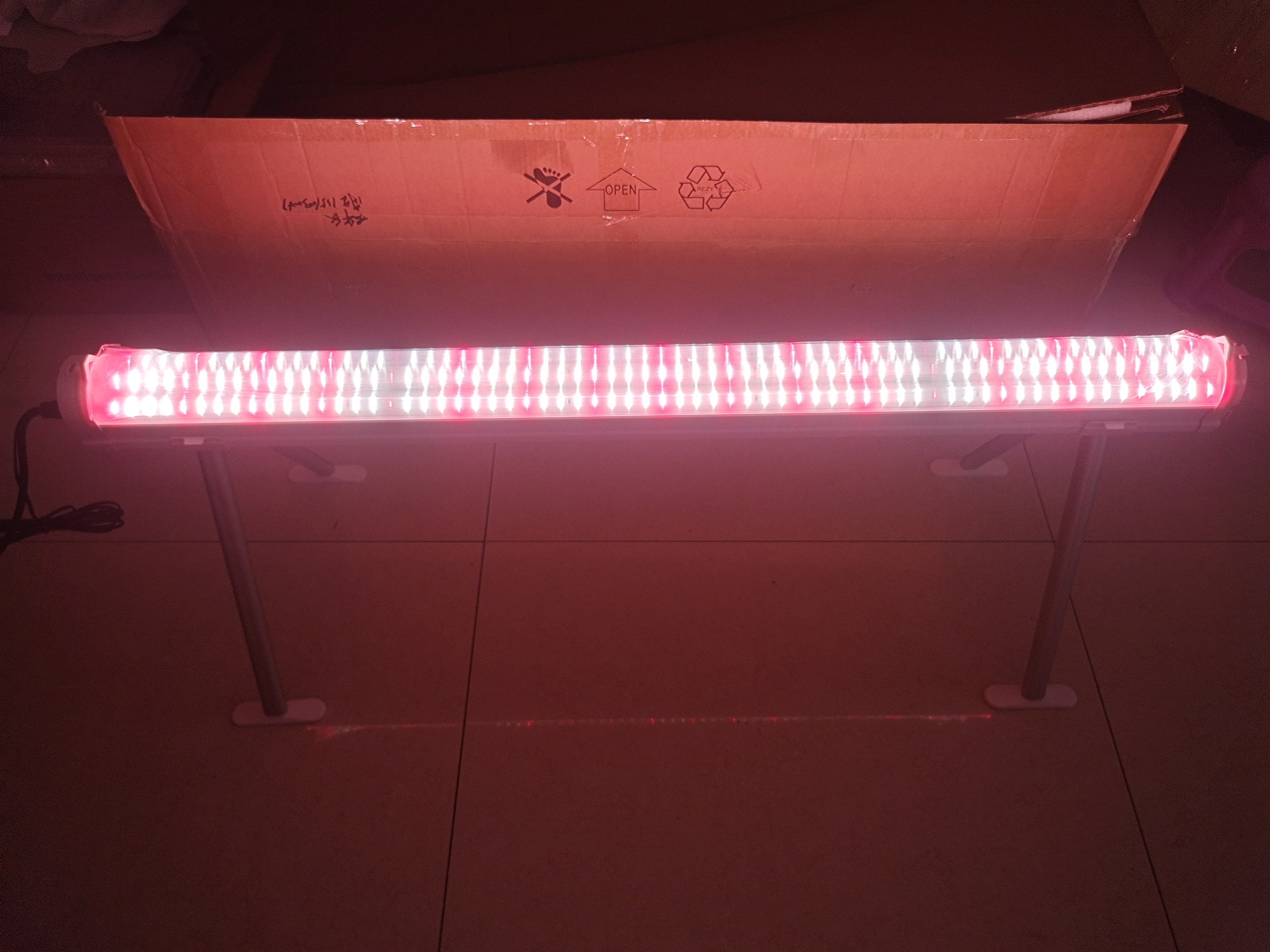LM281B Pro 6500K Bar LED Grow Light Showcase