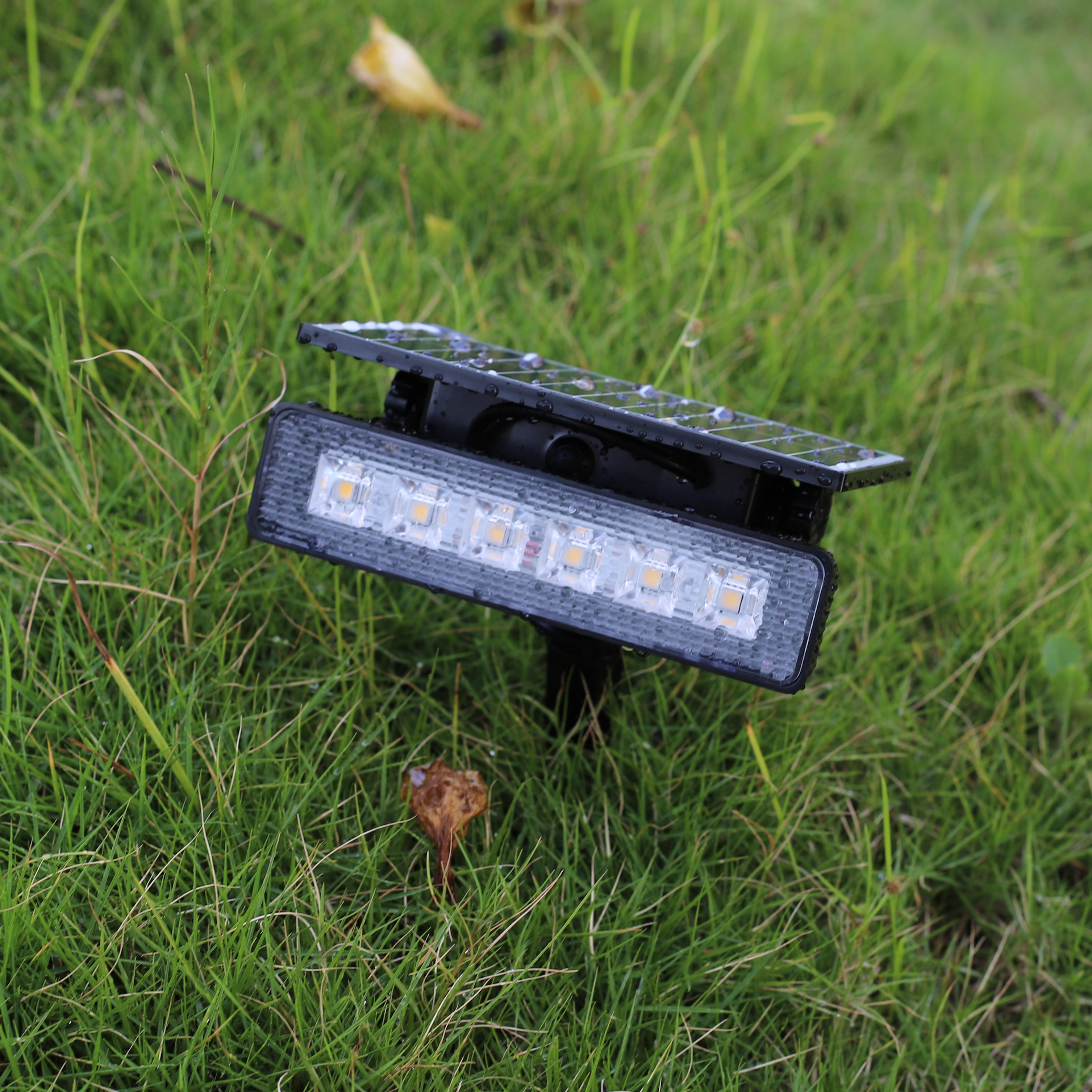 IP65 Waterproof Outdoor 0.9W 800lm LED Solar Garden Yard Stake Light Landscape Pathway Driveway Spotlight Spike 68 Beam Angle