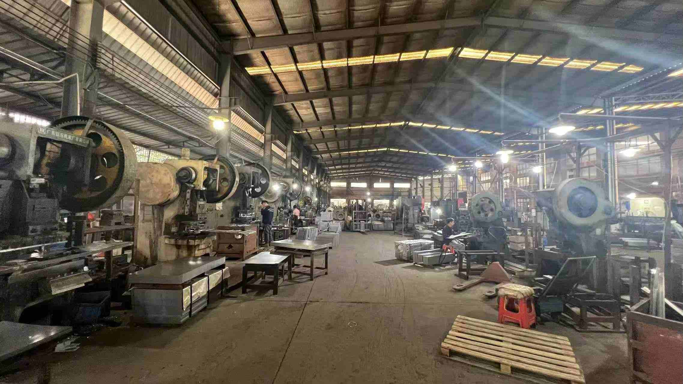 Punching machine for rack upright manufacturing