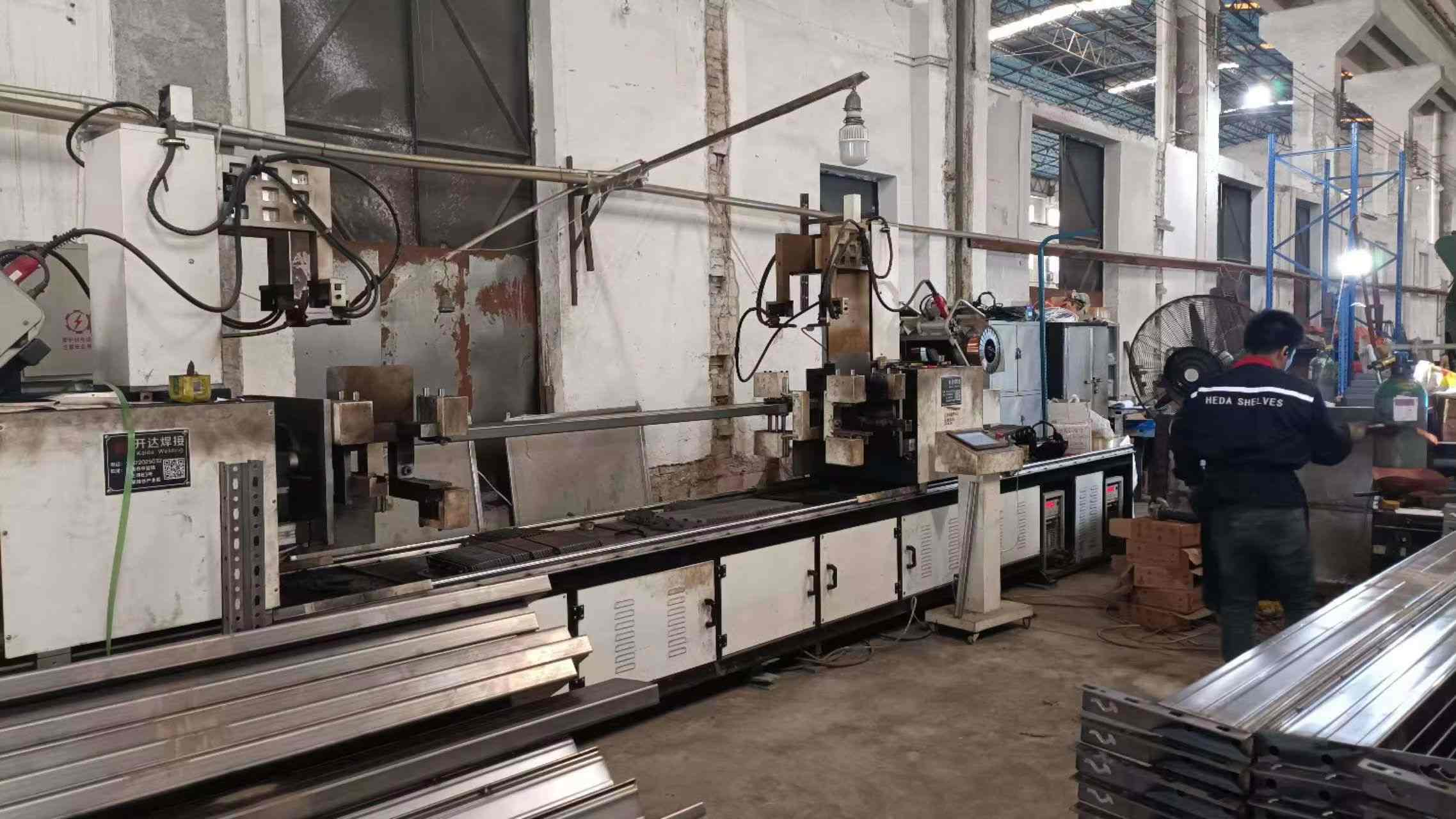 Automatic welding machine for industrial racking frames