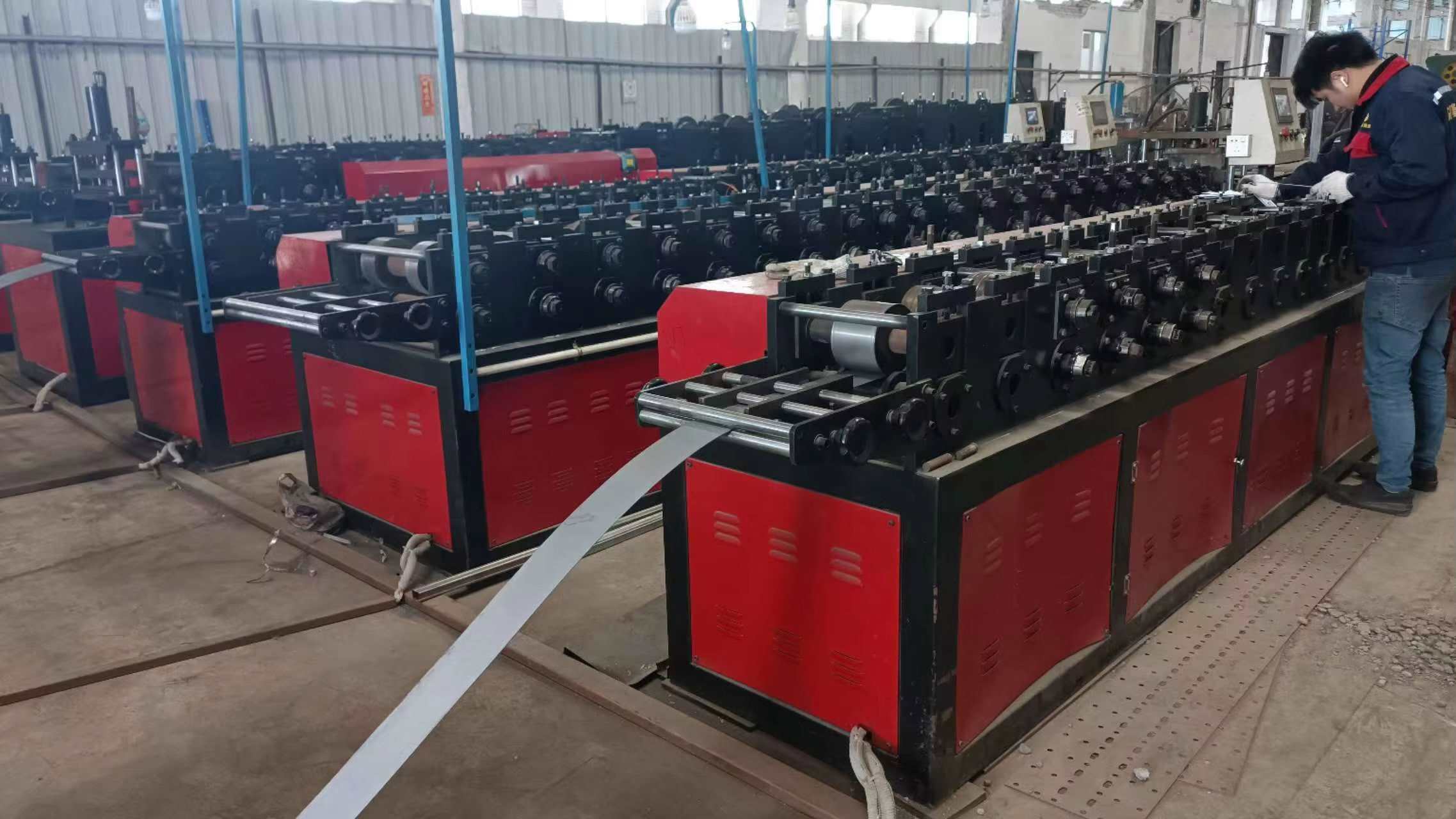 Rolling mill equipment for steel racking production