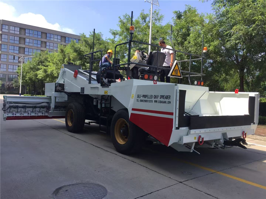 Self-propelled Chip Spreader (3)