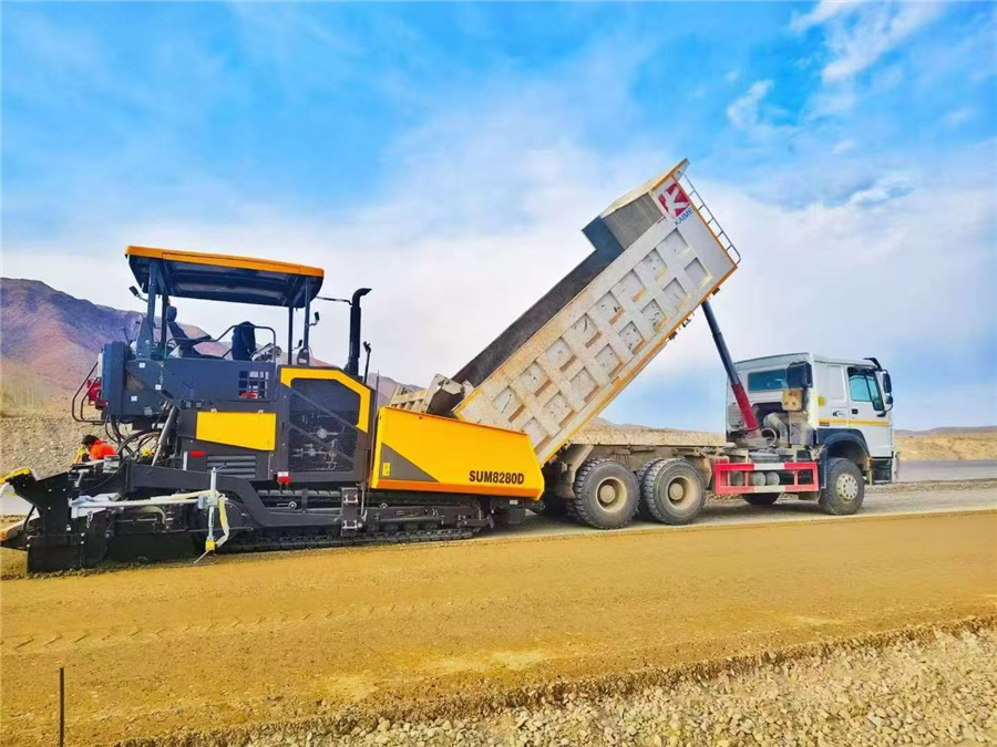 Asphalt Paver for Road Construction (7)