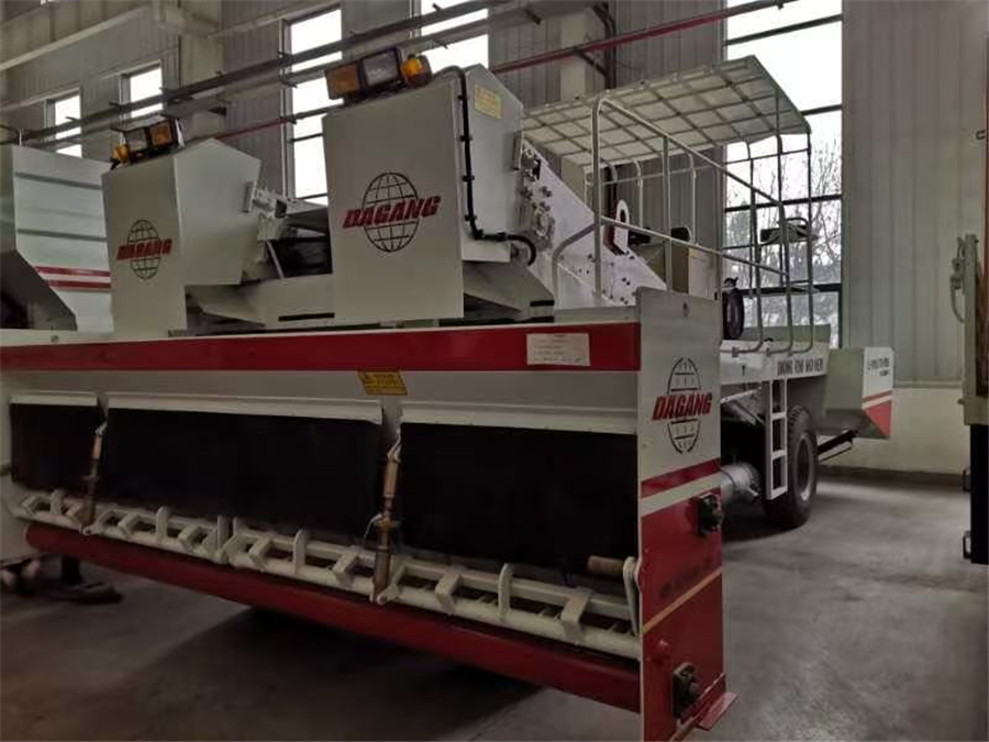 Self-propelled Chip Spreader (4)