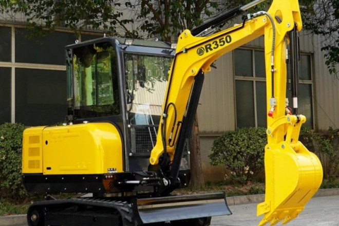Small and mini excavators for daily construction work