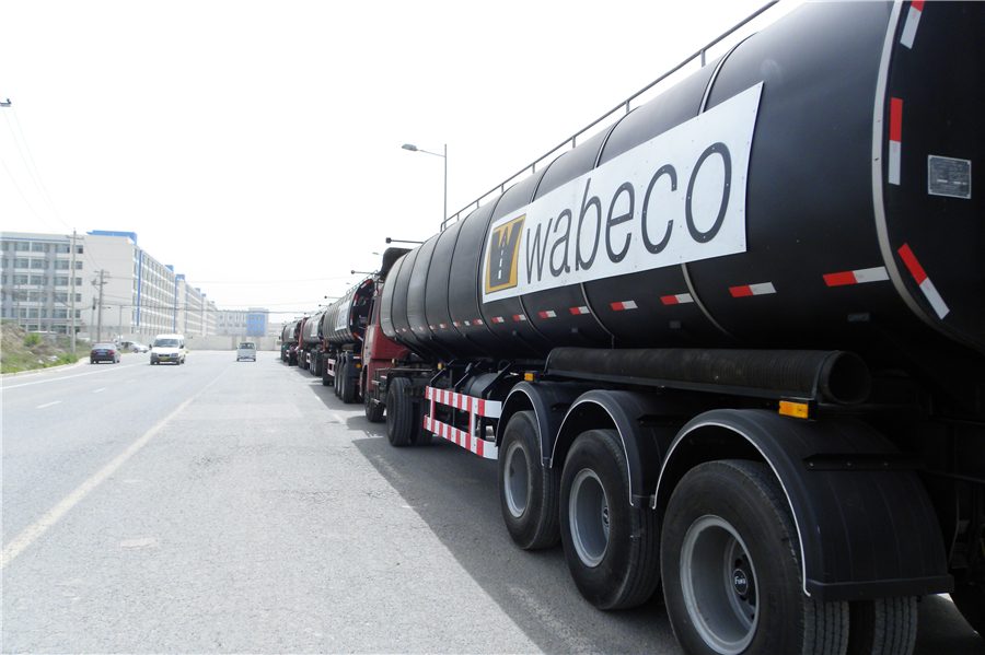 Asphalt tanker alternate view